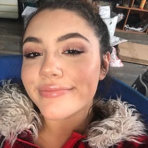 Meet your Posher, Abigail